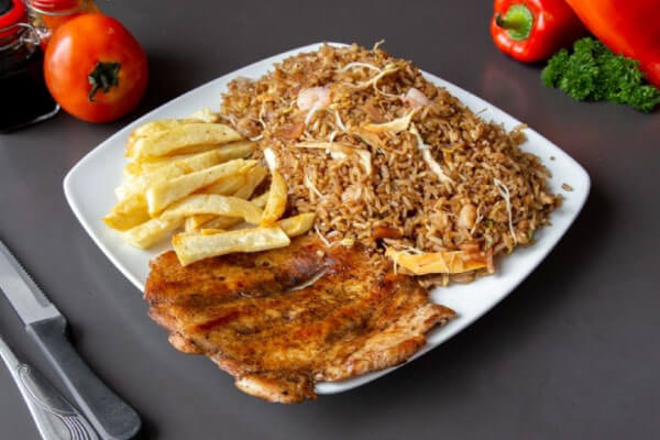 pechuga-chino-chan-chuen Bandeja pechuga a la plancha con arroz chino